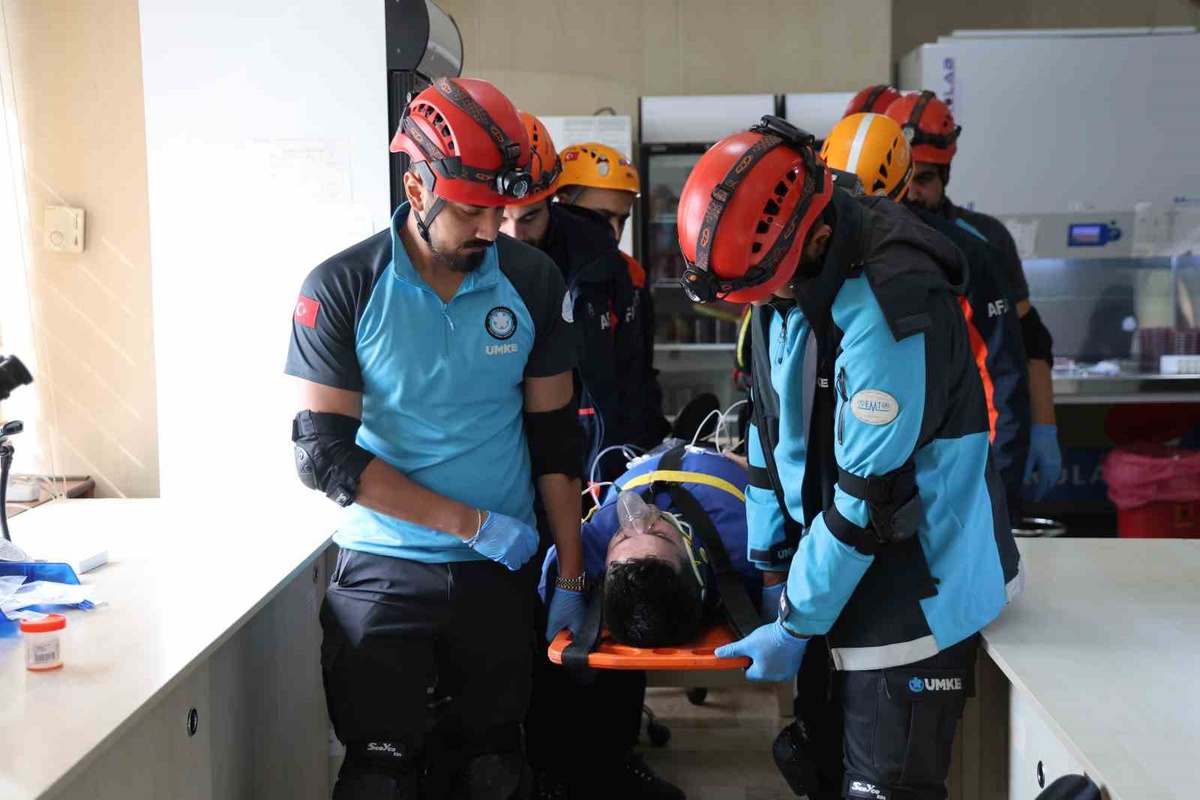Elazığ'da Fırat Üniversitesi Hastanesi deprem ve yangın tatbikatı gerçekleştirdi