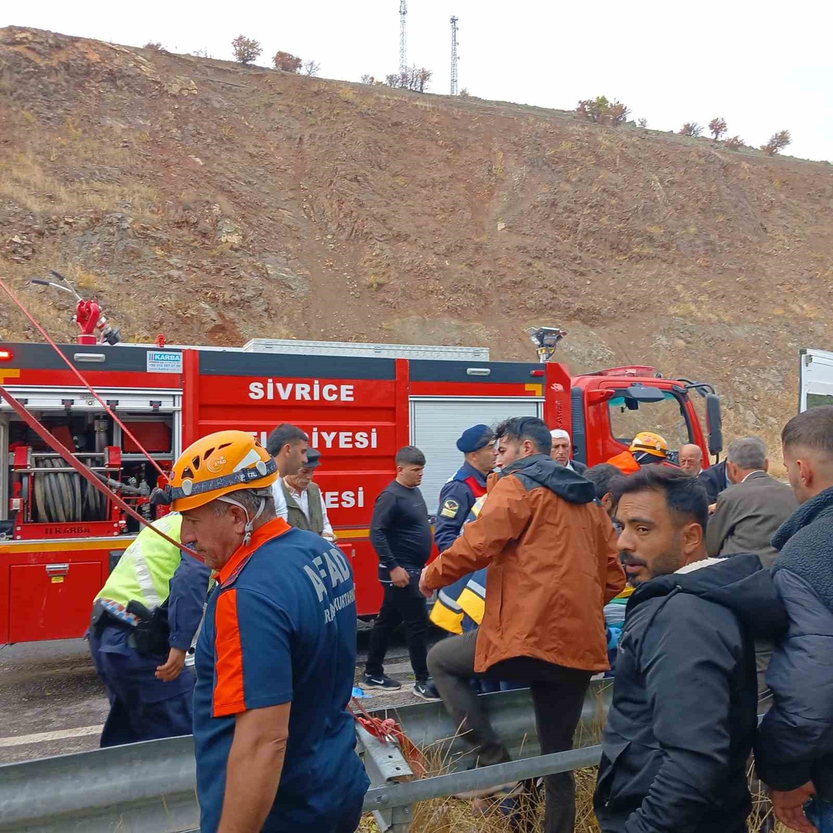 Elazığ'da hayvan tırı devrildi; sürücü yaralandı, çok sayıda küçükbaş telef oldu.