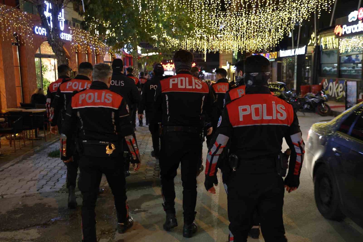 Elazığ'da polis, öğrenci yurtları ve kafeler çevresinde kimlik denetimi yaptı