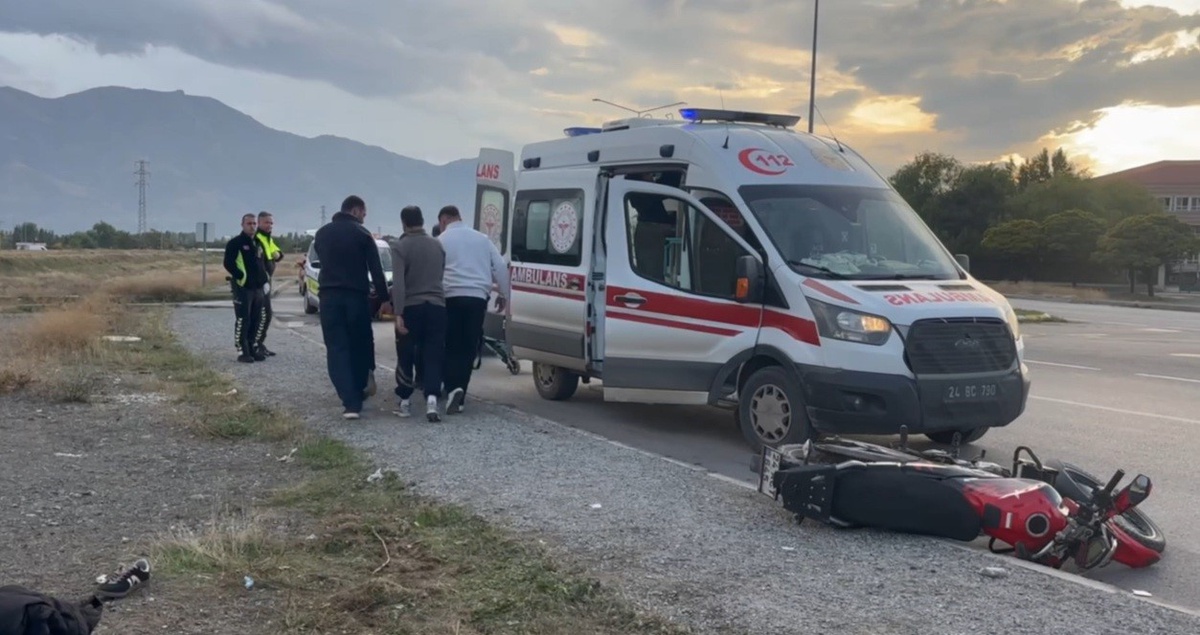 Erzincan'da dengesini kaybeden motosiklet sürücüsü savrularak yaralandı