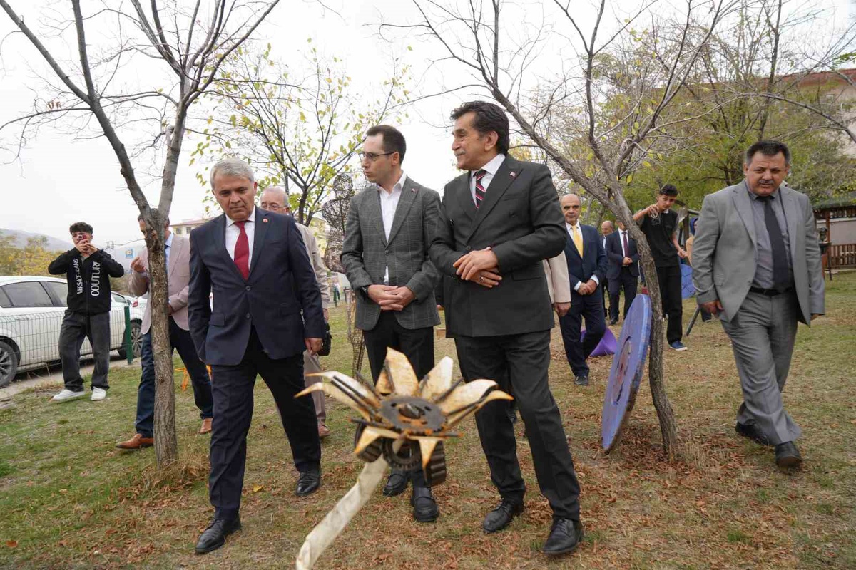 Erzurum'da güzel sanatlar lisesinde depolardaki eserler sanat bahçesinde sergilendi