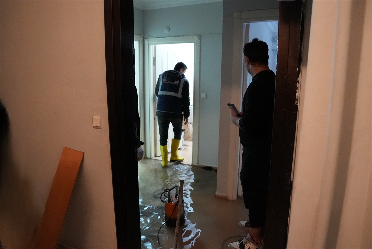 Esenyurt Belediyesi ekipleri sağanak sonrası su baskınlarına müdahale etti