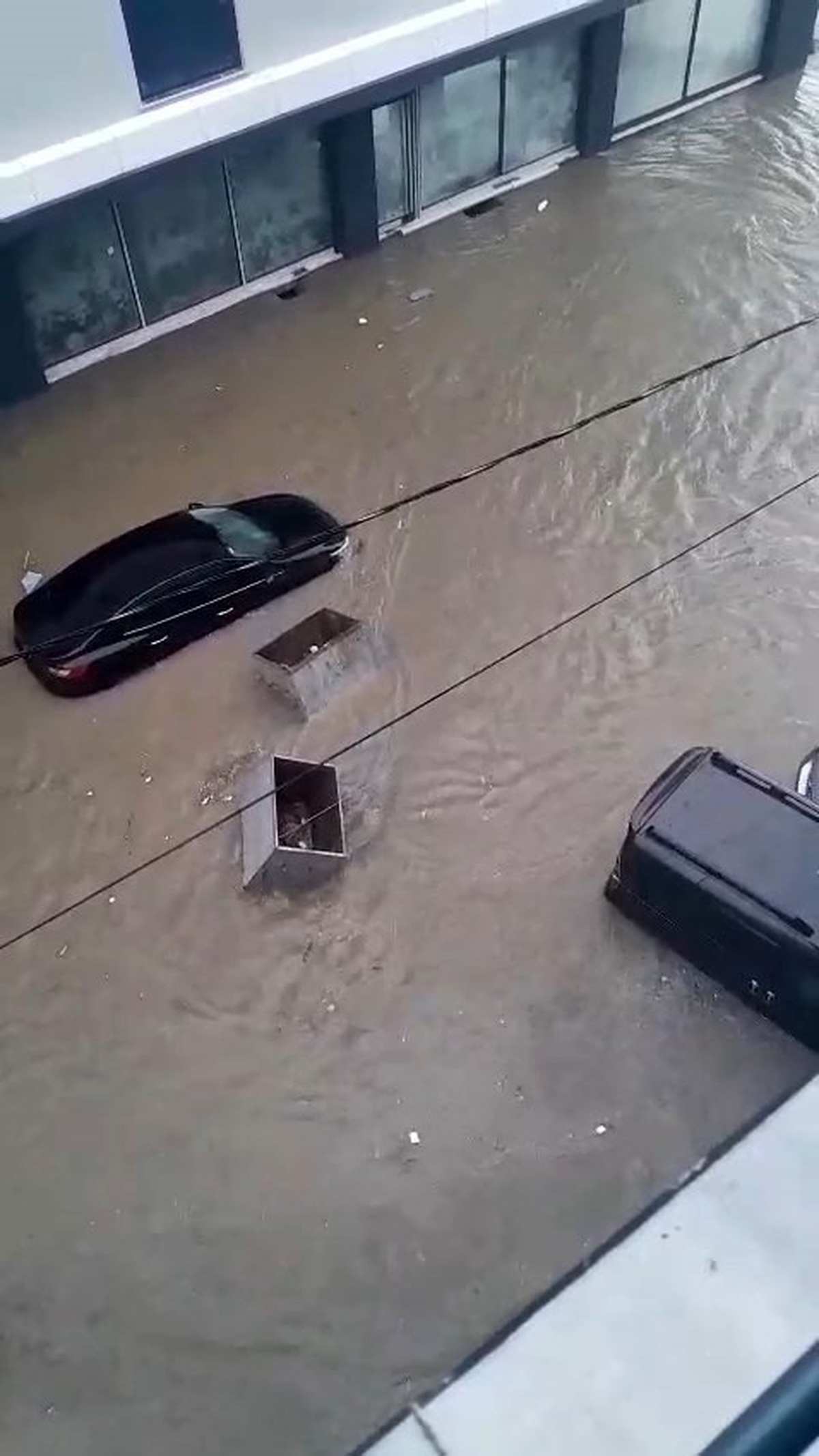 Esenyurt'ta sağanak ev ve caddeleri su bastı, araç üstünde kurtarılmayı beklediler