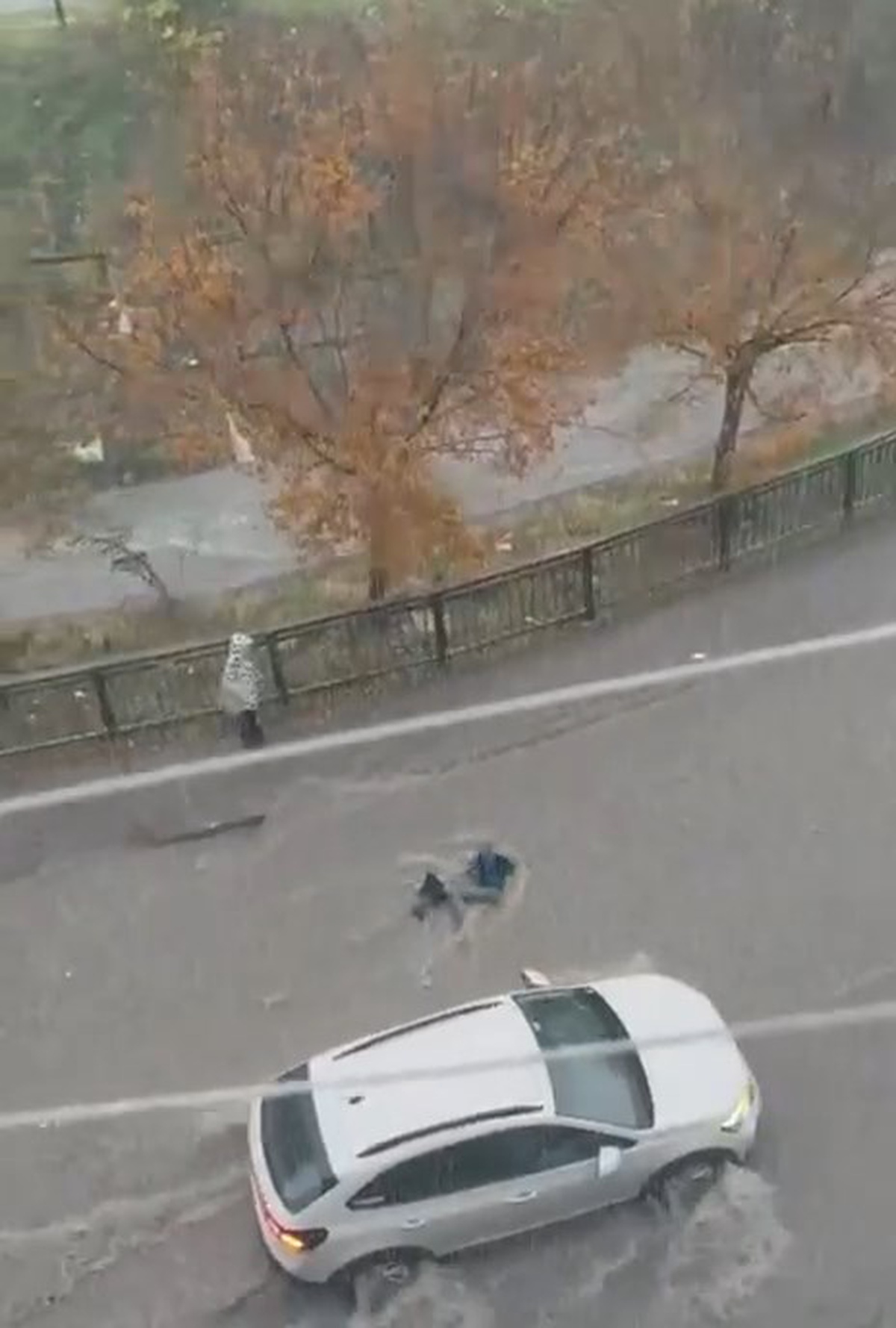 Esenyurt'ta sağanakta suya kapılan kadın, çevredekilerin müdahalesiyle kurtarıldı