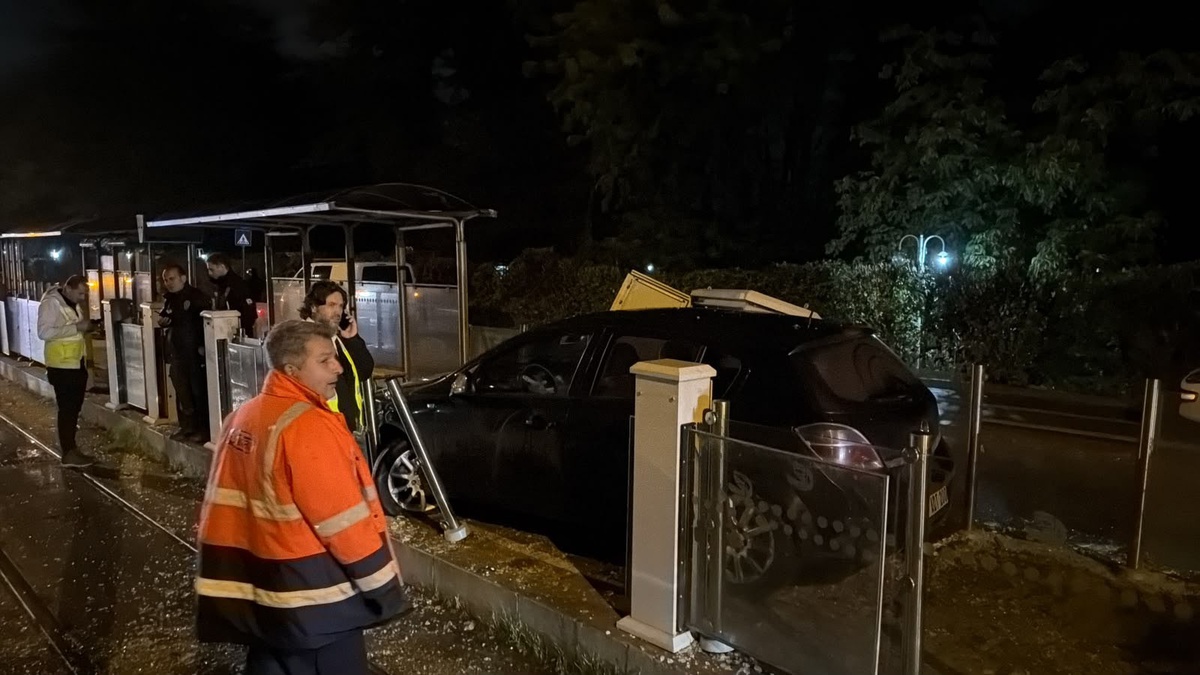Eskişehir'de tramvay durağına dalan otomobilde sıkışan 57 yaşındaki sürücü kurtarıldı