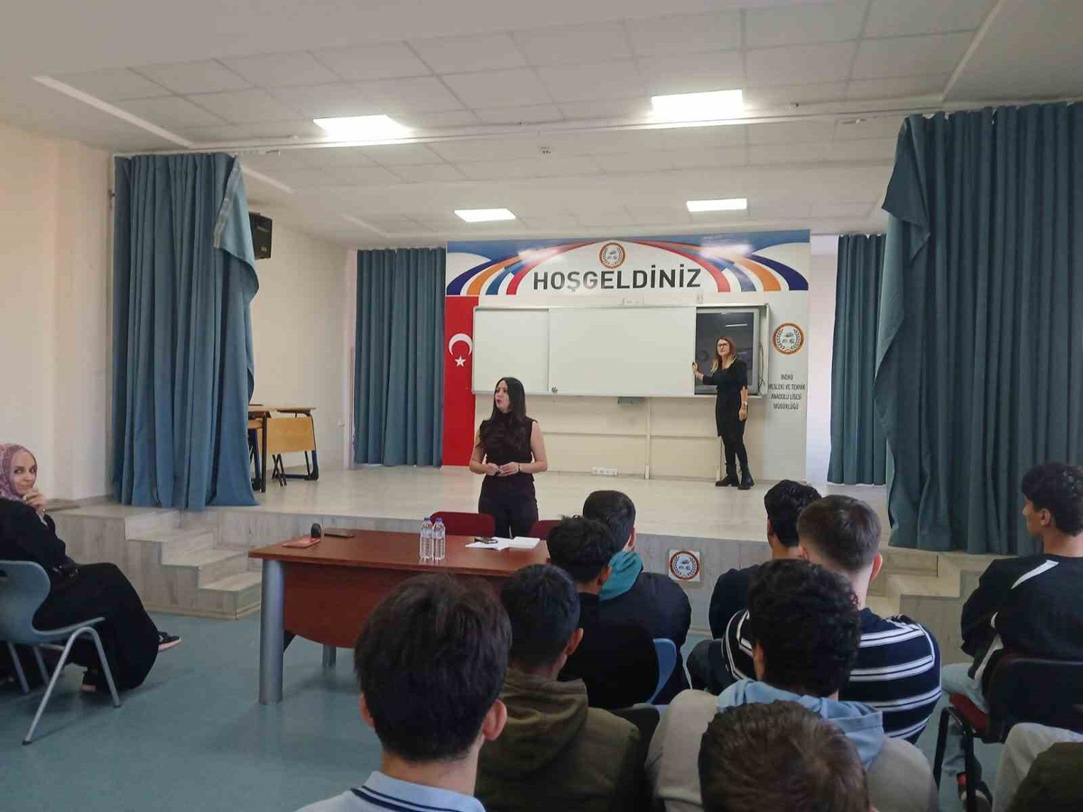 Eskişehir İnönü'de velilere okul-aile, öğrencilere dijital bağımlılık eğitimi verildi