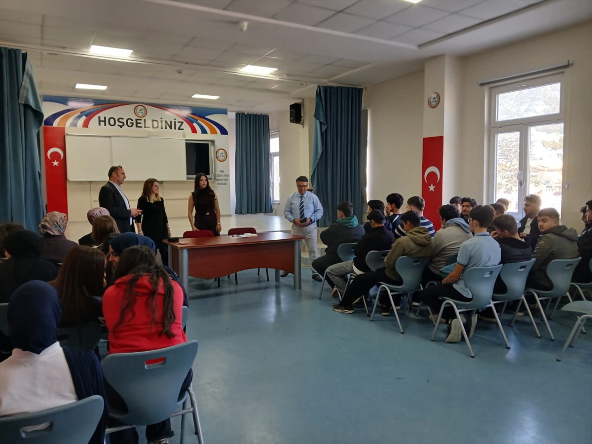 Eskişehir İnönü'de velilere okul-aile, öğrencilere dijital bağımlılık eğitimi verildi.