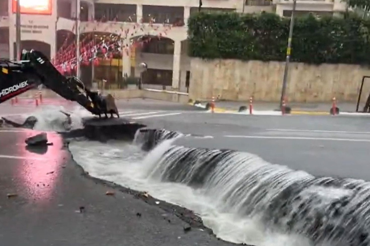 Eyüpsultan Belediyesi önündeki yol sağanak yağış sonrası ikiye ayrıldı