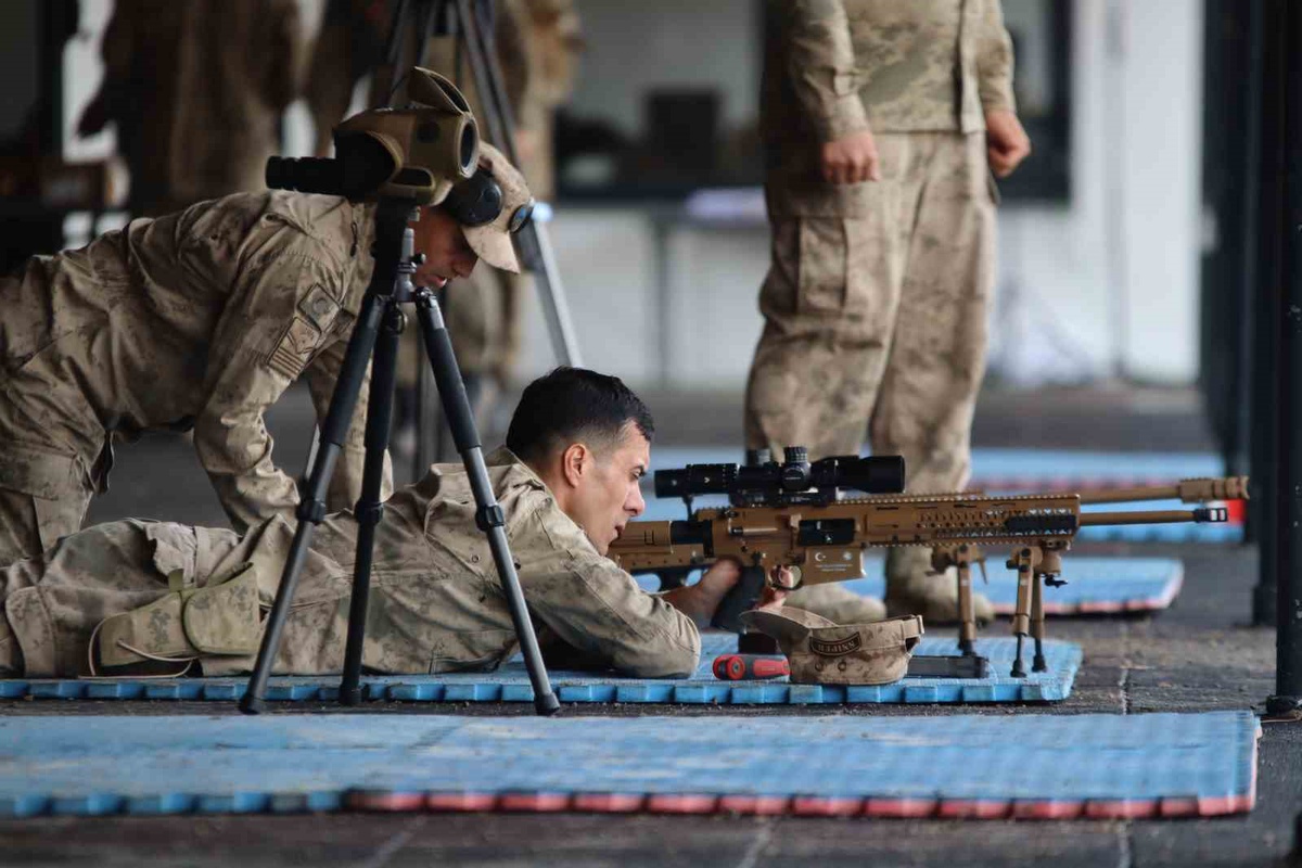 Foça'da Boran-8 yarışmasında 19 ülkeden 36 takım mücadele ediyor