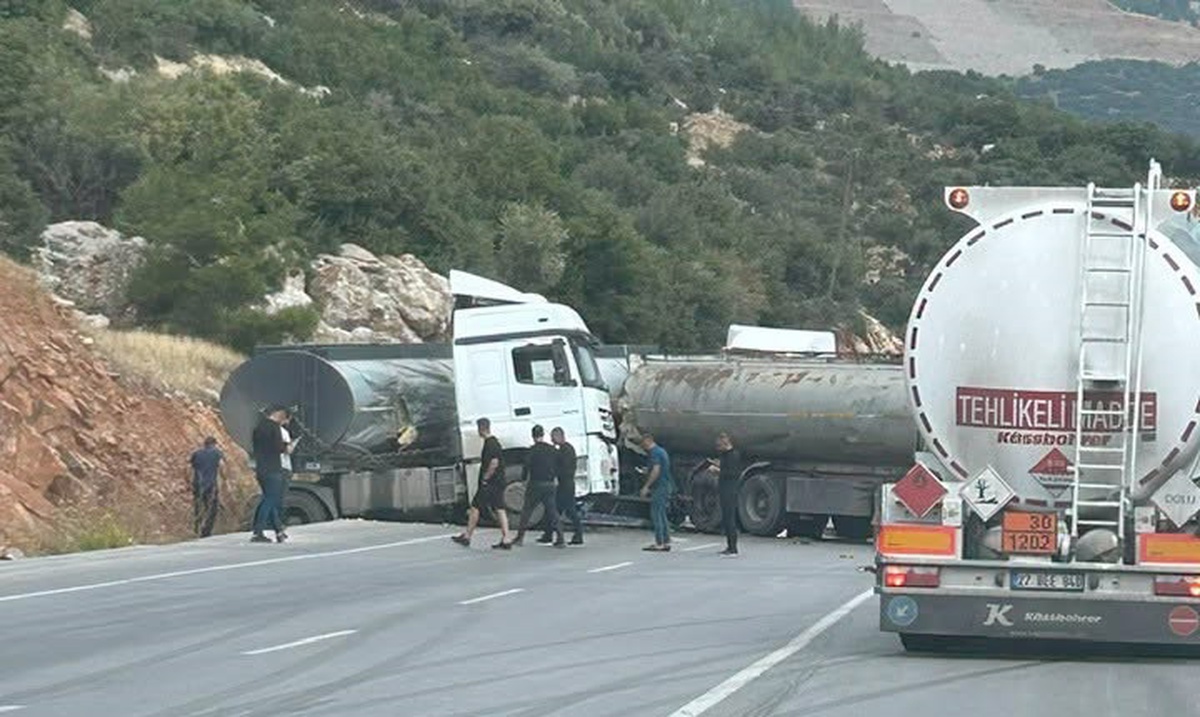 Gaziantep Nurdağı'nda iki akaryakıt tankeri çarpıştı, tonlarca yakıt yola döküldü