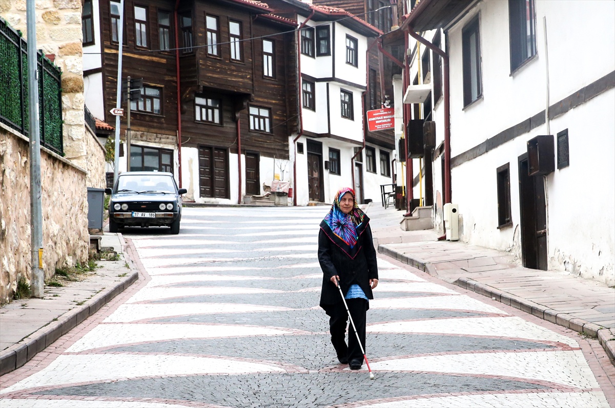 Görme engelli Nezihe Dalahmetoğlu, görme engelli çocuklar için 200 oyuncak ördü