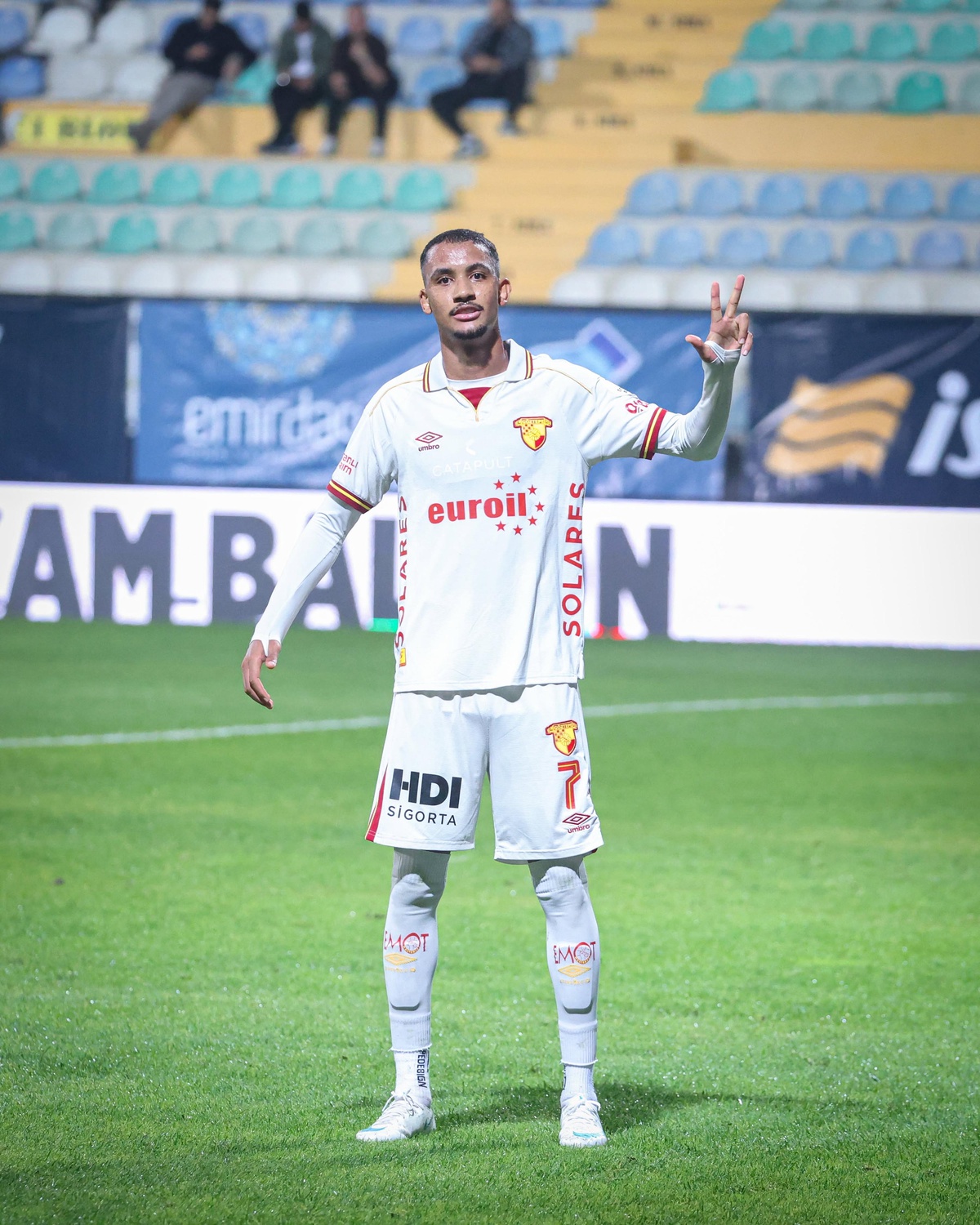 Göztepe'de Andre Henrique, Eyüpspor'a 3 gol atarak 4-0'lık galibiyete damga vurdu