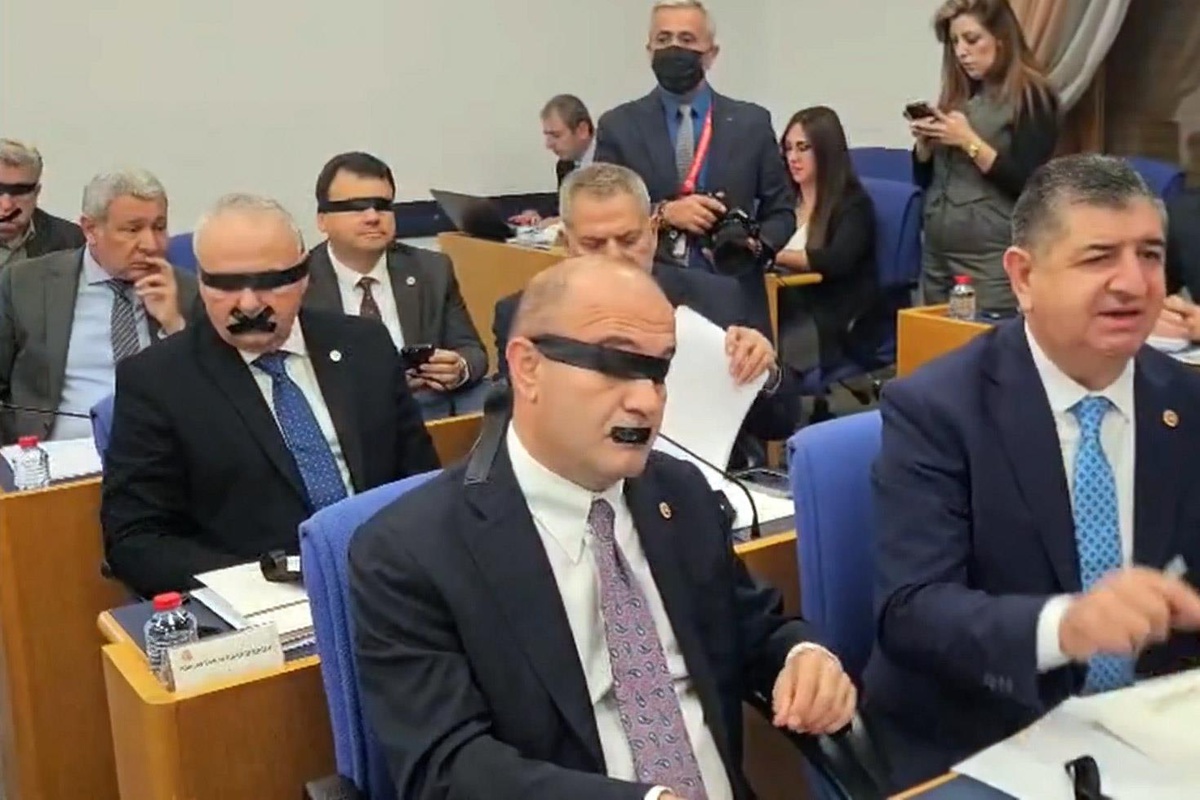 Halk TV’ye kayyum atanması sonrası Yeni Partili vekiller, ağızlarını ve gözlerini bantladı