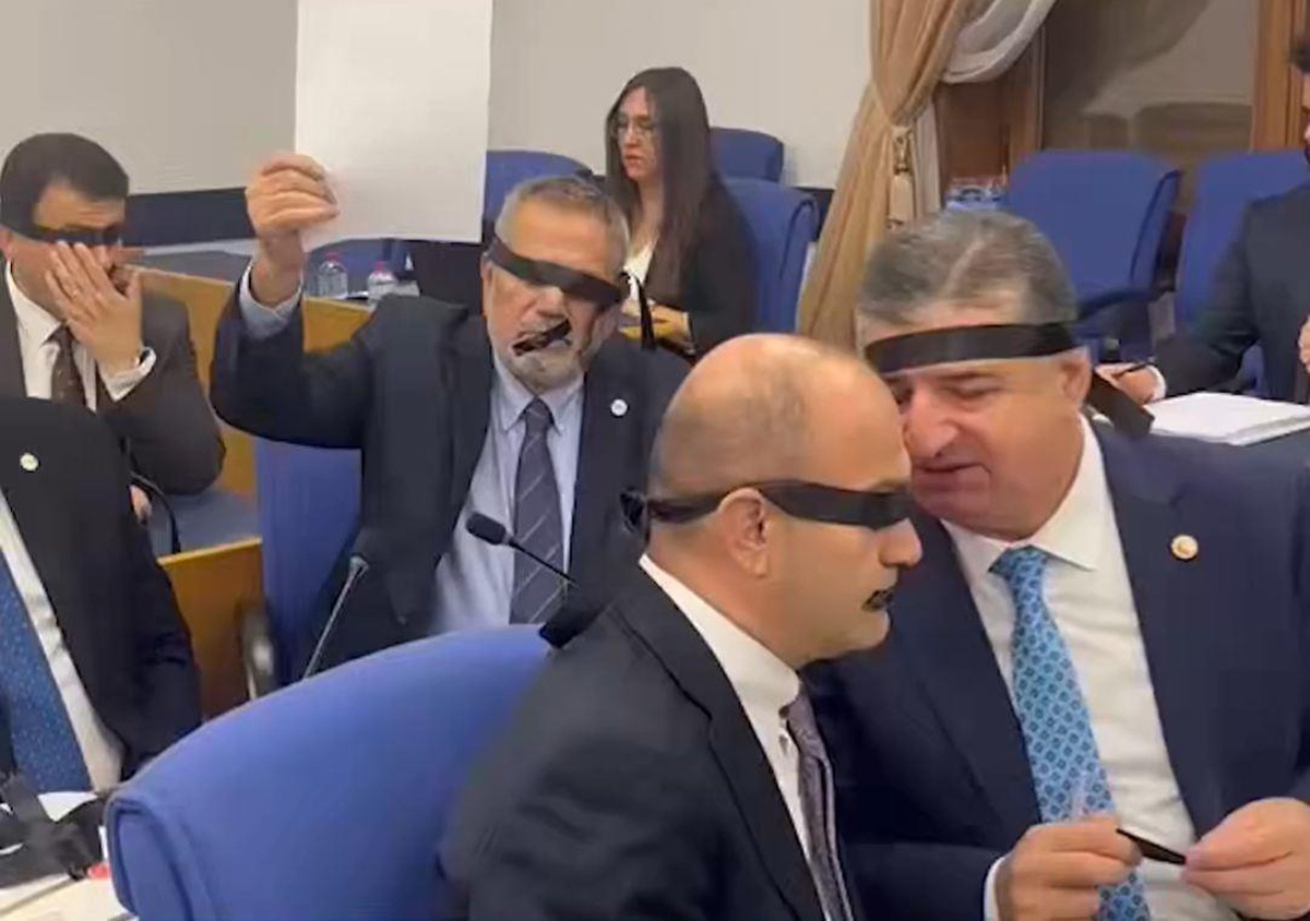 Halk TV’ye kayyum atanması sonrası Yeni Partili vekiller, ağızlarını ve gözlerini bantladılar