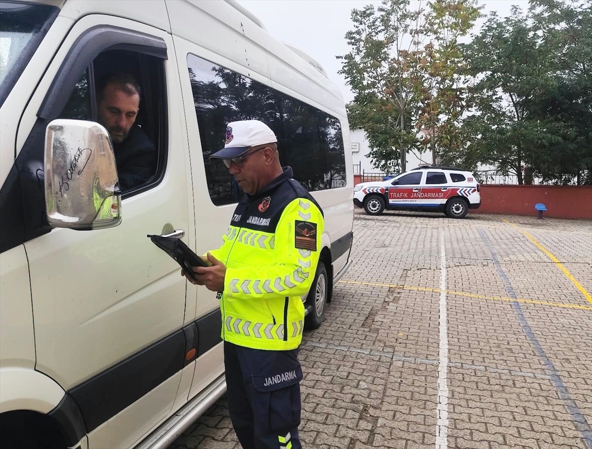 Hayrabolu'da jandarma, öğrenci servislerine denetim ve bilgilendirme yaptı