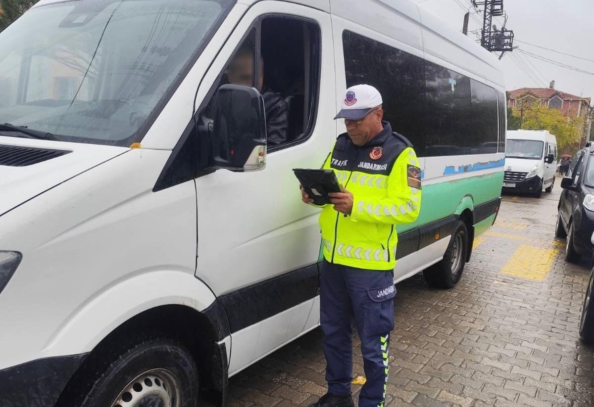 Hayrabolu'da jandarma okul servislerini denetledi, sürücülere sis uyarısı yaptı