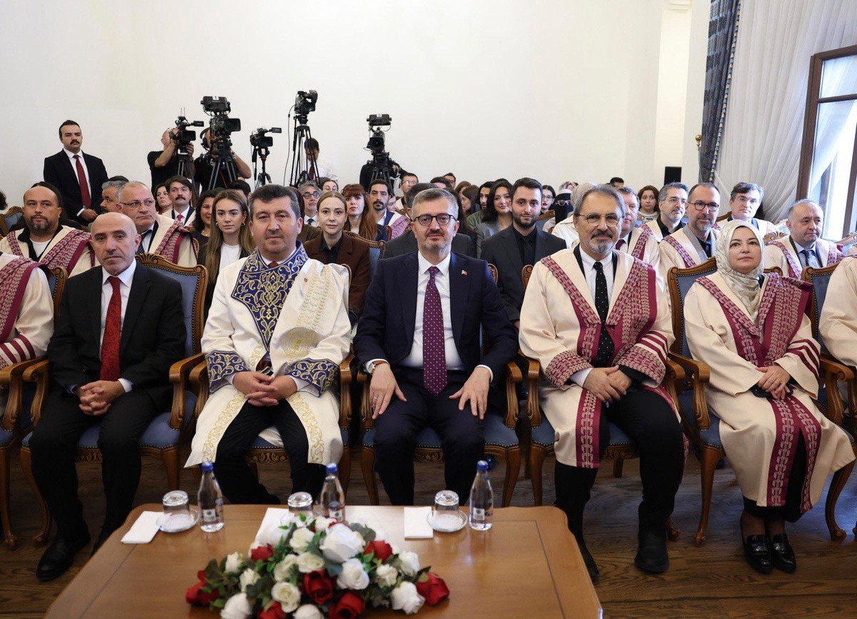 İletişim Başkanı Duran, ASBÜ açılış dersinde gençlere tavsiyelerde bulundu
