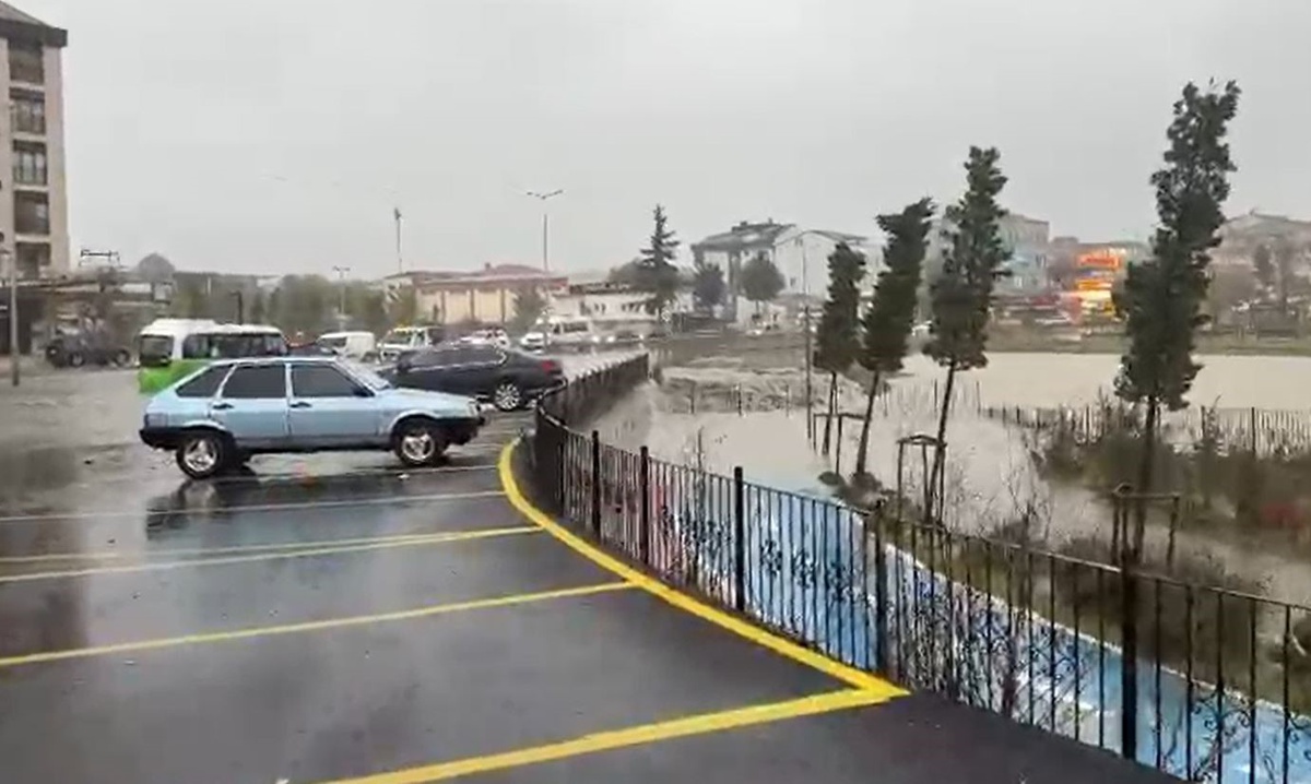 Arnavutköy'de dere taştı, dolmuş sulara gömüldü! Mahsur kalan yolcular iş makinesiyle kurtarıldı