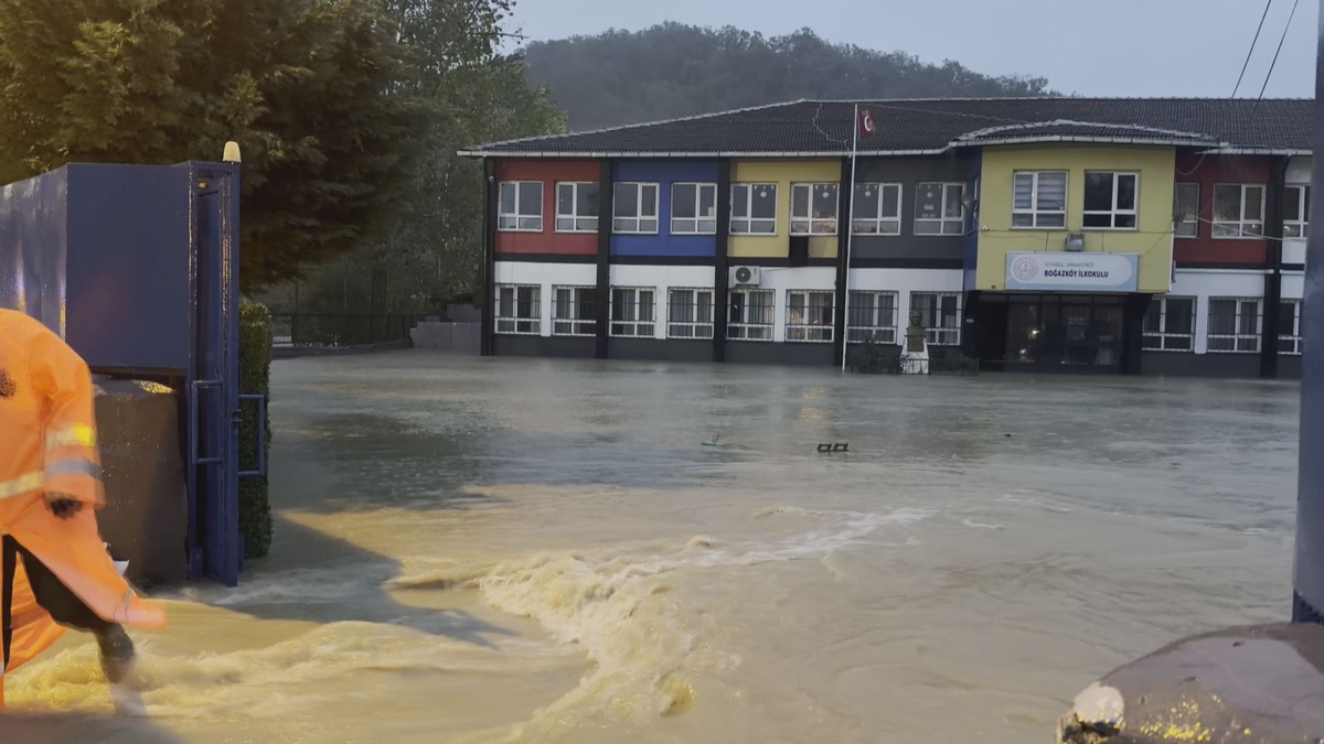 İstanbul Arnavutköy'de sağanakla Alibey Deresi taştı, sular okul bahçesine doldu