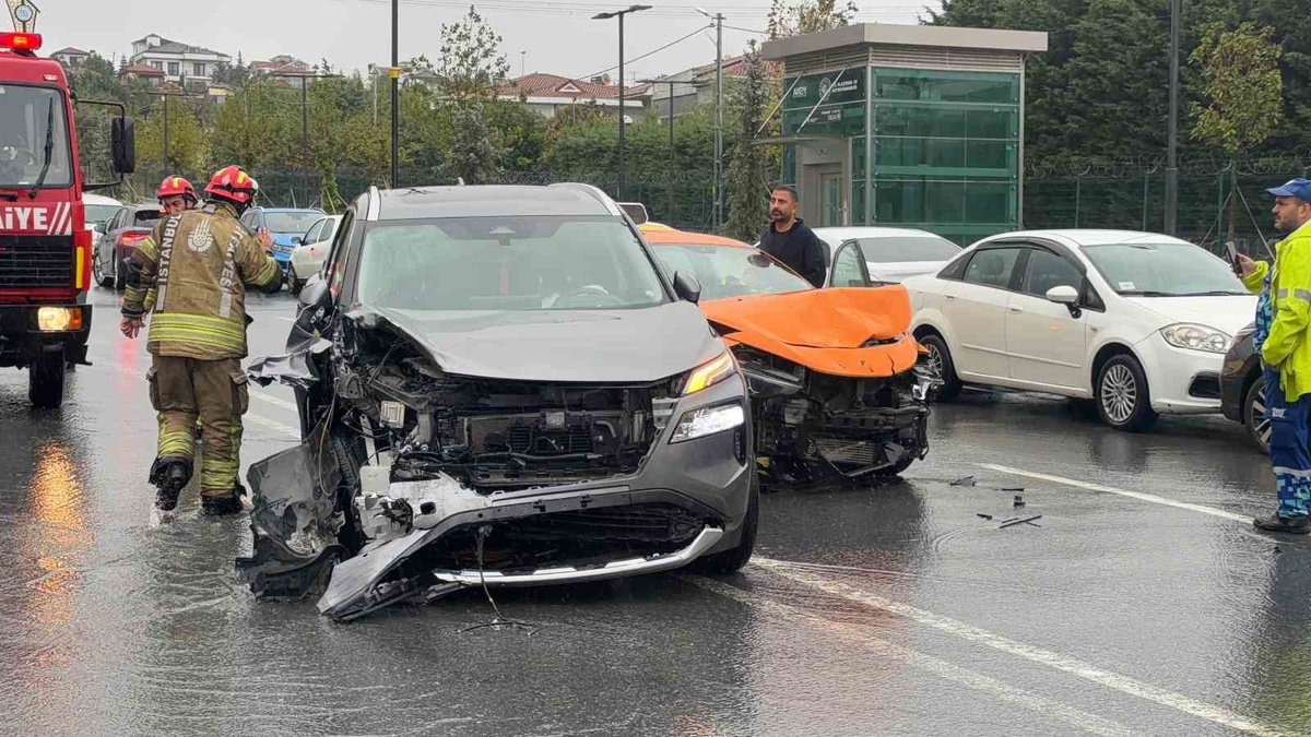 İstanbul Arnavutköy'de sağanakta 5 araç karıştı, kazada 2 kişi yaralandı