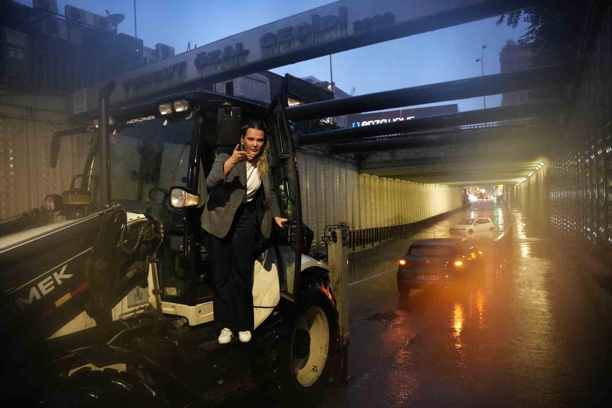 İstanbul Bahçelievler'de su basan alt geçitte mahsur kalan kadın sürücü kurtarıldı.