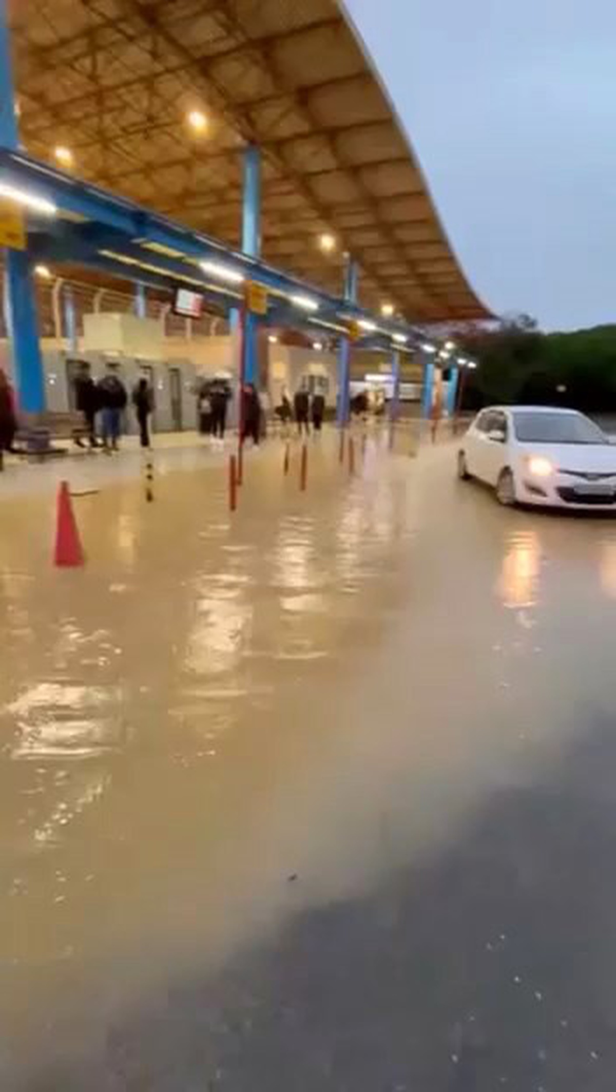 İstanbul Başakşehir'de sağanak yolları ve Olimpiyat Durağı'nı su altında bıraktı