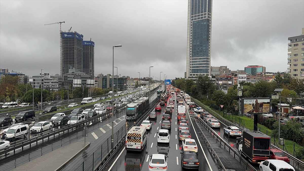 İstanbul'da akşam saatlerinde yağışın da etkisiyle trafik yoğunluğu yüzde 89'a ulaştı