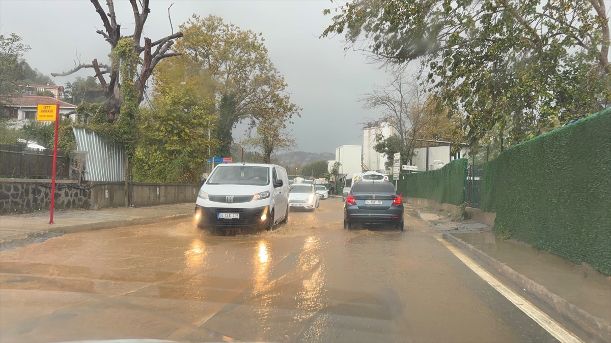 İstanbul'da etkili olan sağanak alt geçitleri ve iş yerlerini su altında bıraktı