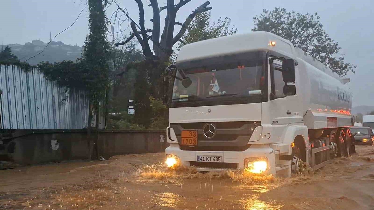 İstanbul'da etkili sağanak Beykoz'da yolları göle çevirdi, araçlar güçlükle ilerledi