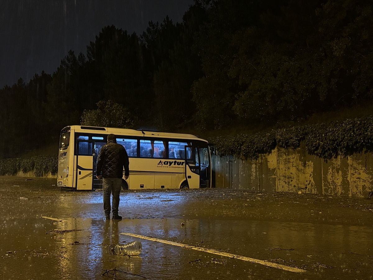İstanbul'da sağanak dereleri taşırdı, yollarda mahsur kalanlar kurtarıldı