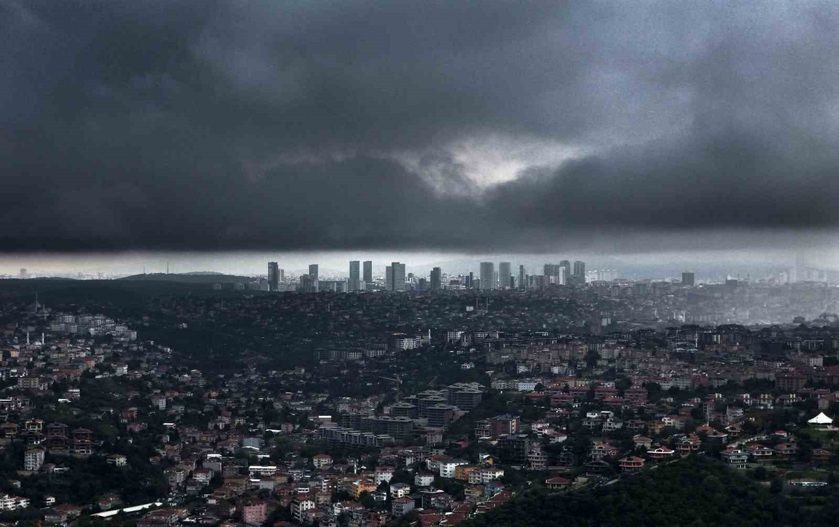 İstanbul'da sağanak etkisini artırdı, yağmur bulutları Boğaz'dan havadan görüntülendi