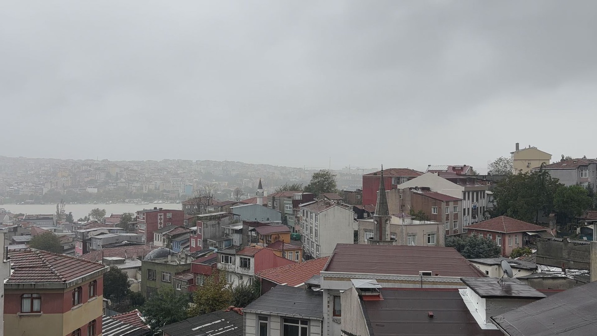 İstanbul'da sağanak etkisini artırırken kara bulutlar gündüzü kararttı