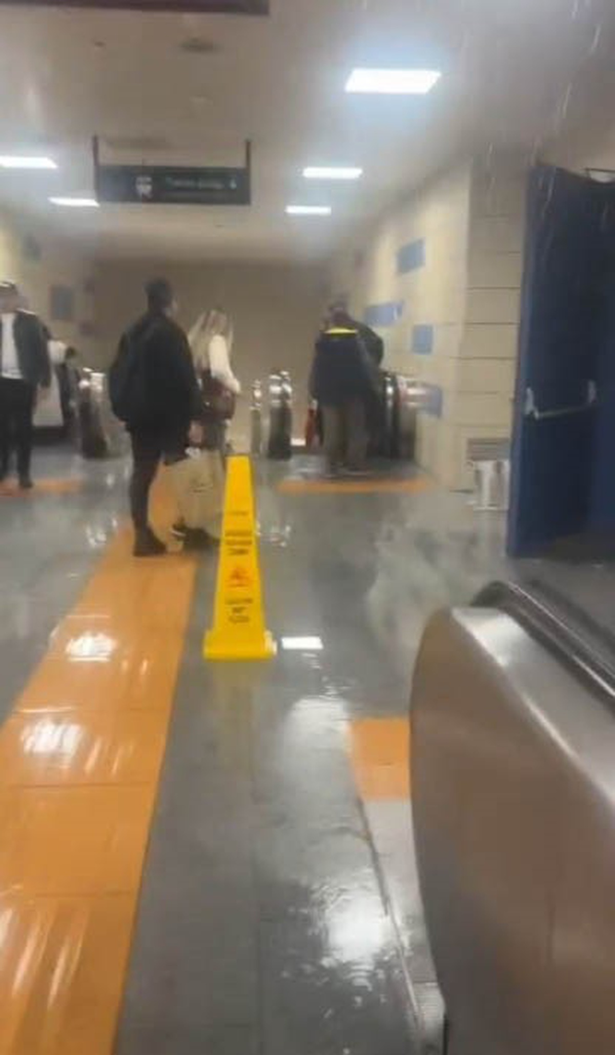 İstanbul'da sağanak, Hacıosman metro istasyonunu su altında bıraktı
