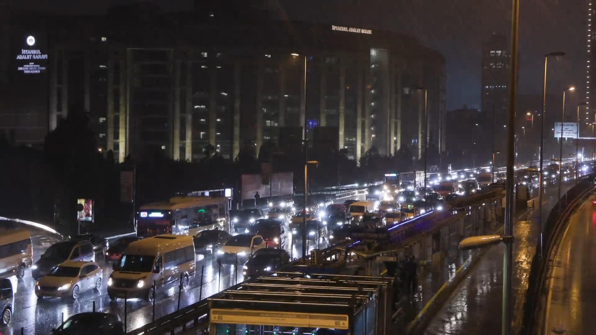 İstanbul'da sağanak sonrası oluşan trafik yoğunluğu gece geç saatlere kadar sürdü