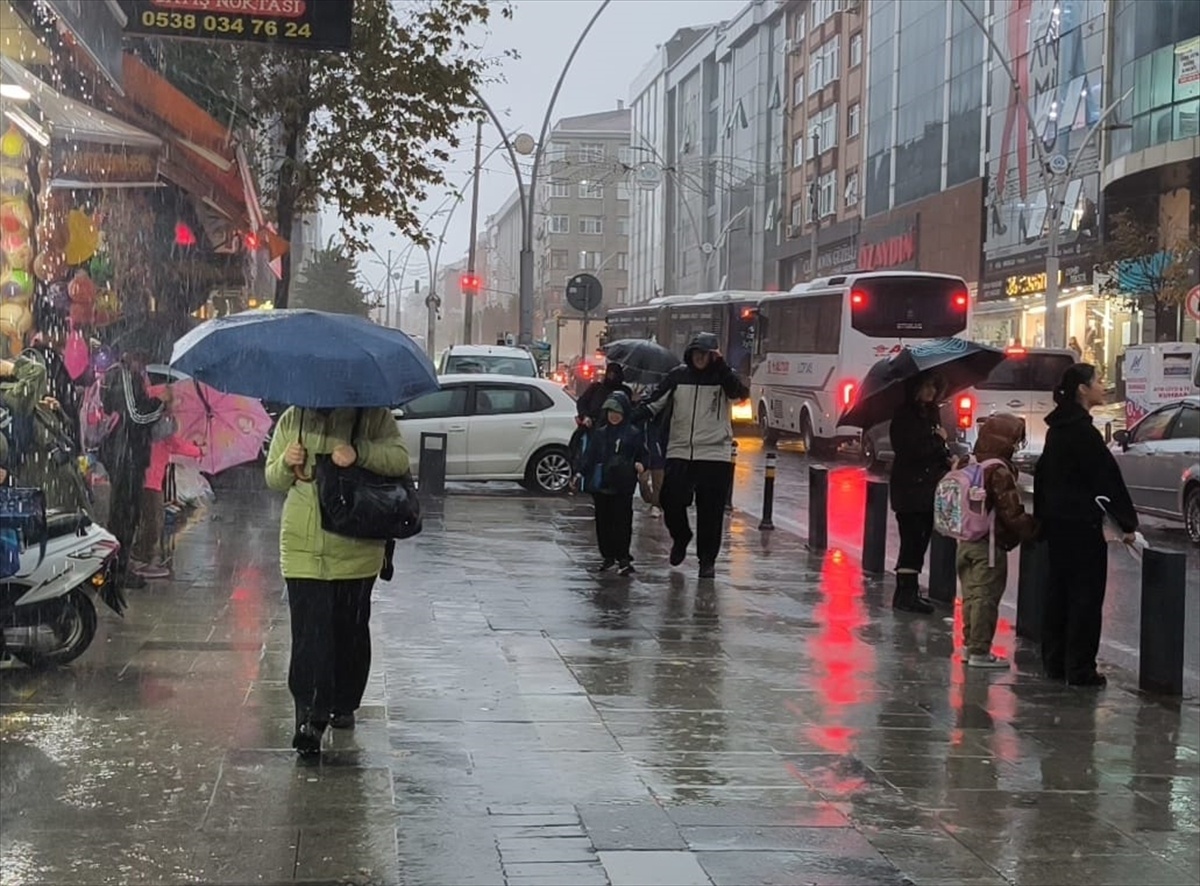 İstanbul'da sağanak su baskınlarına yol açtı, yollar ve alt geçitler göle döndü