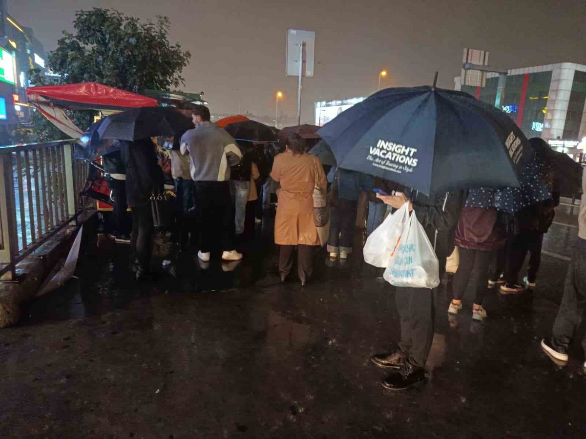 İstanbul'da sağanak trafiği kilitledi, Zincirlikuyu metrobüs durağında yoğunluk var