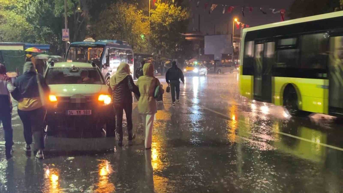 İstanbul'da sağanak ve fırtına yaşamı olumsuz etkiledi, ulaşımda aksamalar yaşandı
