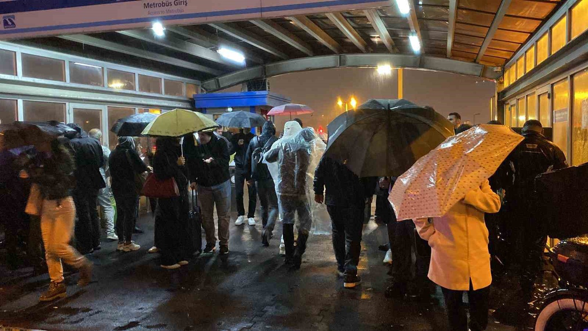 İstanbul'da yağış sonrası Perpa duraklarında yoğunluk kameraya yansıdı
