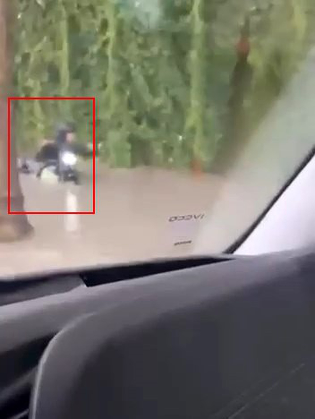İstanbul'da yağmur nedeniyle suya batan motosikletli kamerada zor anlar yaşadı