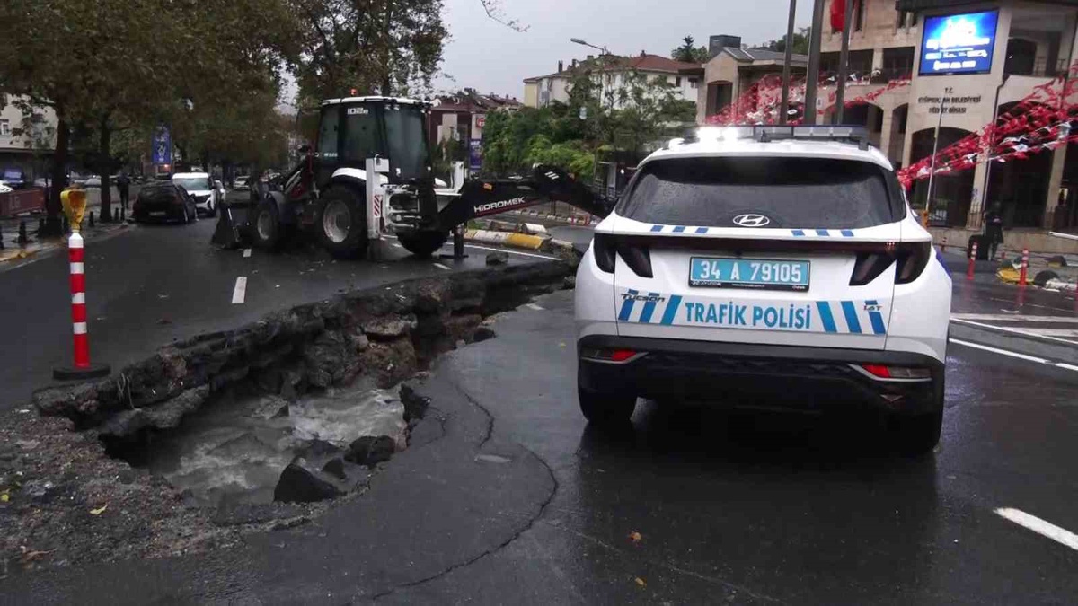 İstanbul Eyüpsultan Bulvarı'nda yoğun yağış sonrası çöken yolda polis önlem aldı