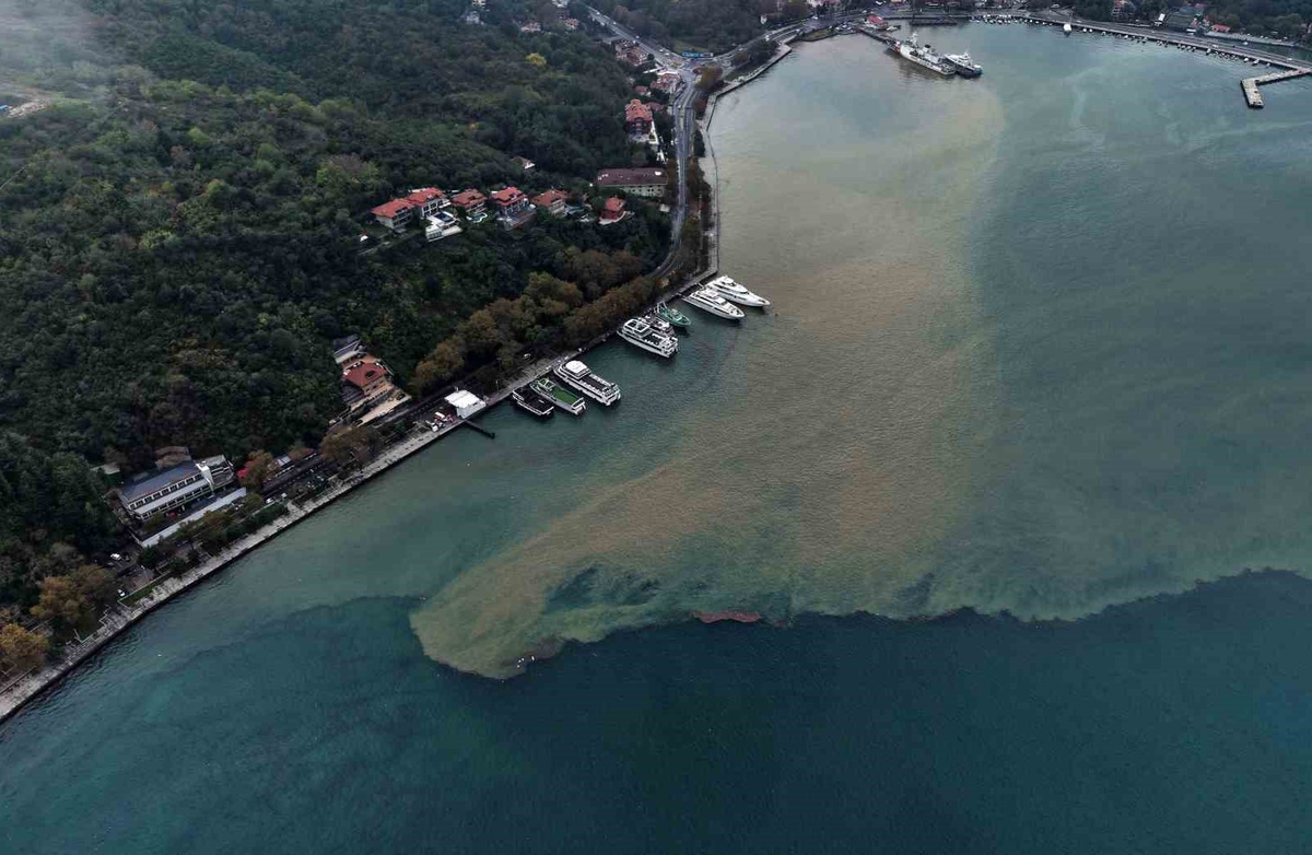İstanbul Sarıyer'de sağanak denizi kahverengiye çevirdi, Boğaz havadan görüntülendi