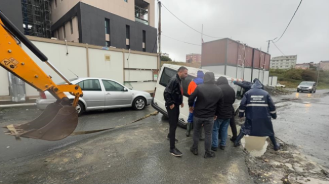 Bursa’da sağanak yağmur; yollar göle döndü