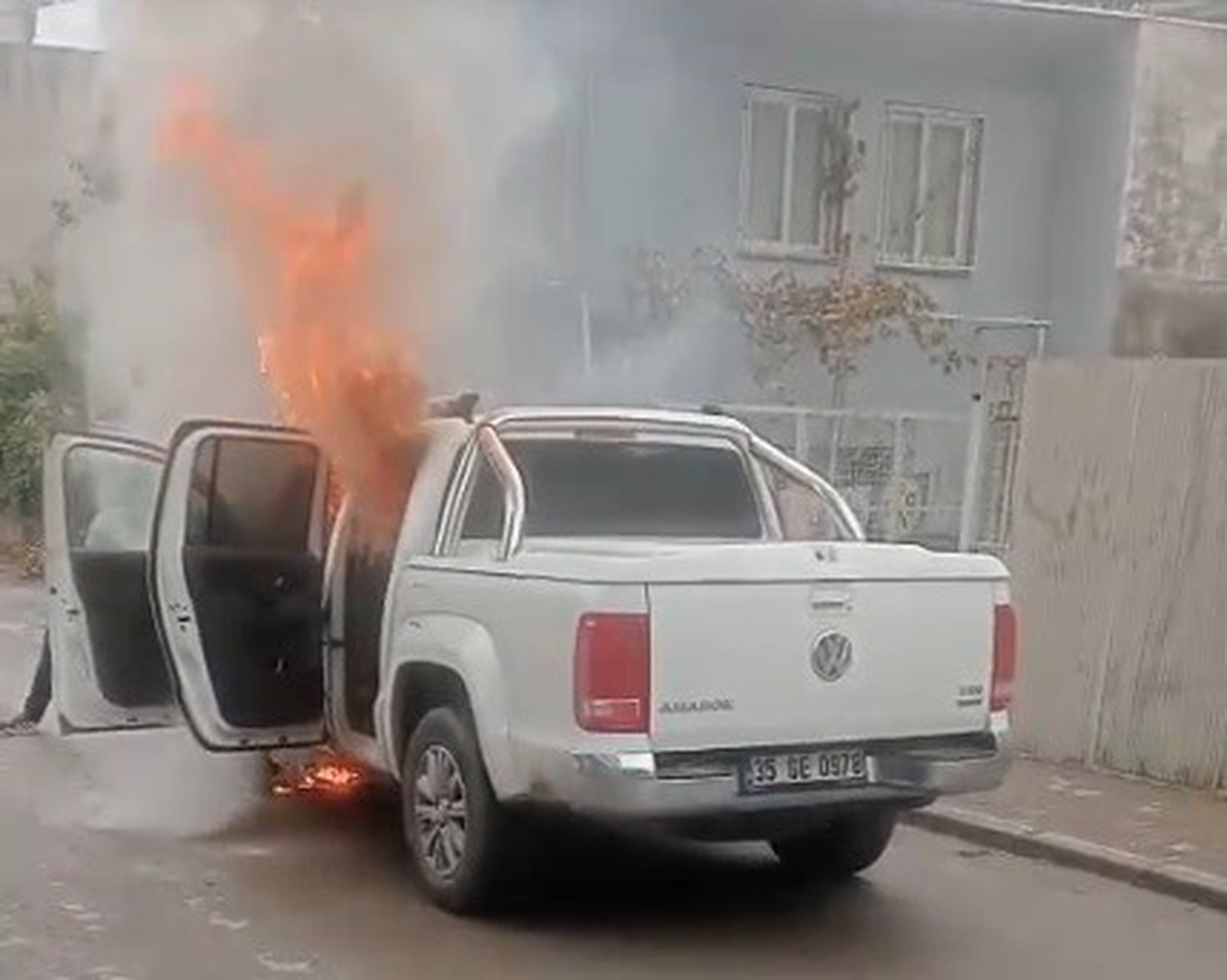 İzmir Buca'da alev alan minibüste sürücünün müdahalesi sırasında patlama oldu