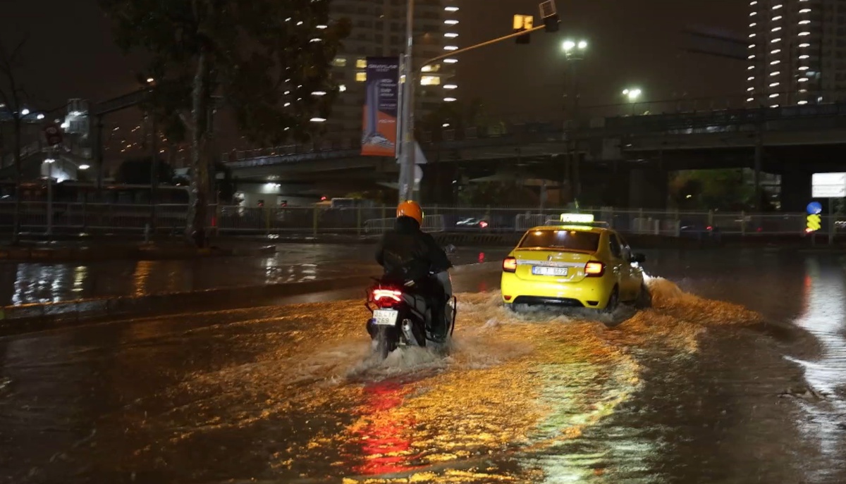 İzmir'de gök gürültülü sağanak gece cadde ve sokaklarda su birikintilerine yol açtı