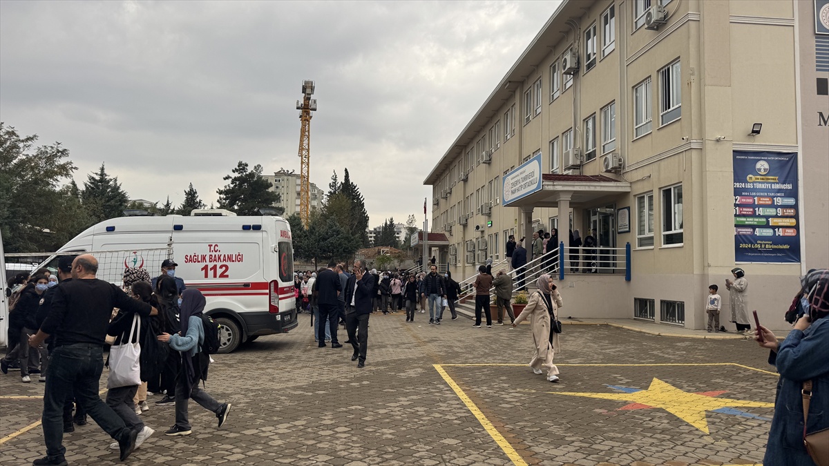 Kahramanmaraş'ta inşaat alanından yayılan kötü kokudan etkilenen 20 öğrenci hastaneye kaldırıldı