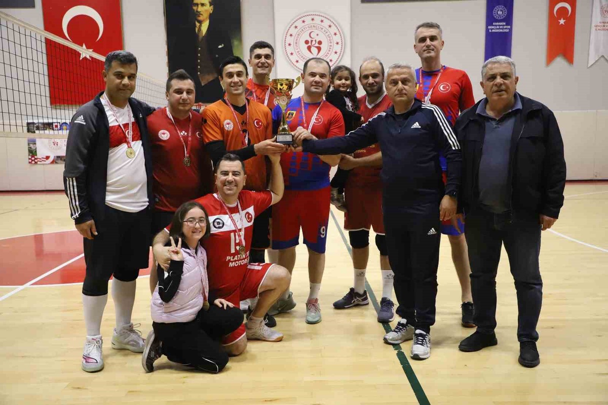 Karabük'te Kamu Spor Oyunları voleybol finalini Jandarma-Emniyet karma takımı kazandı