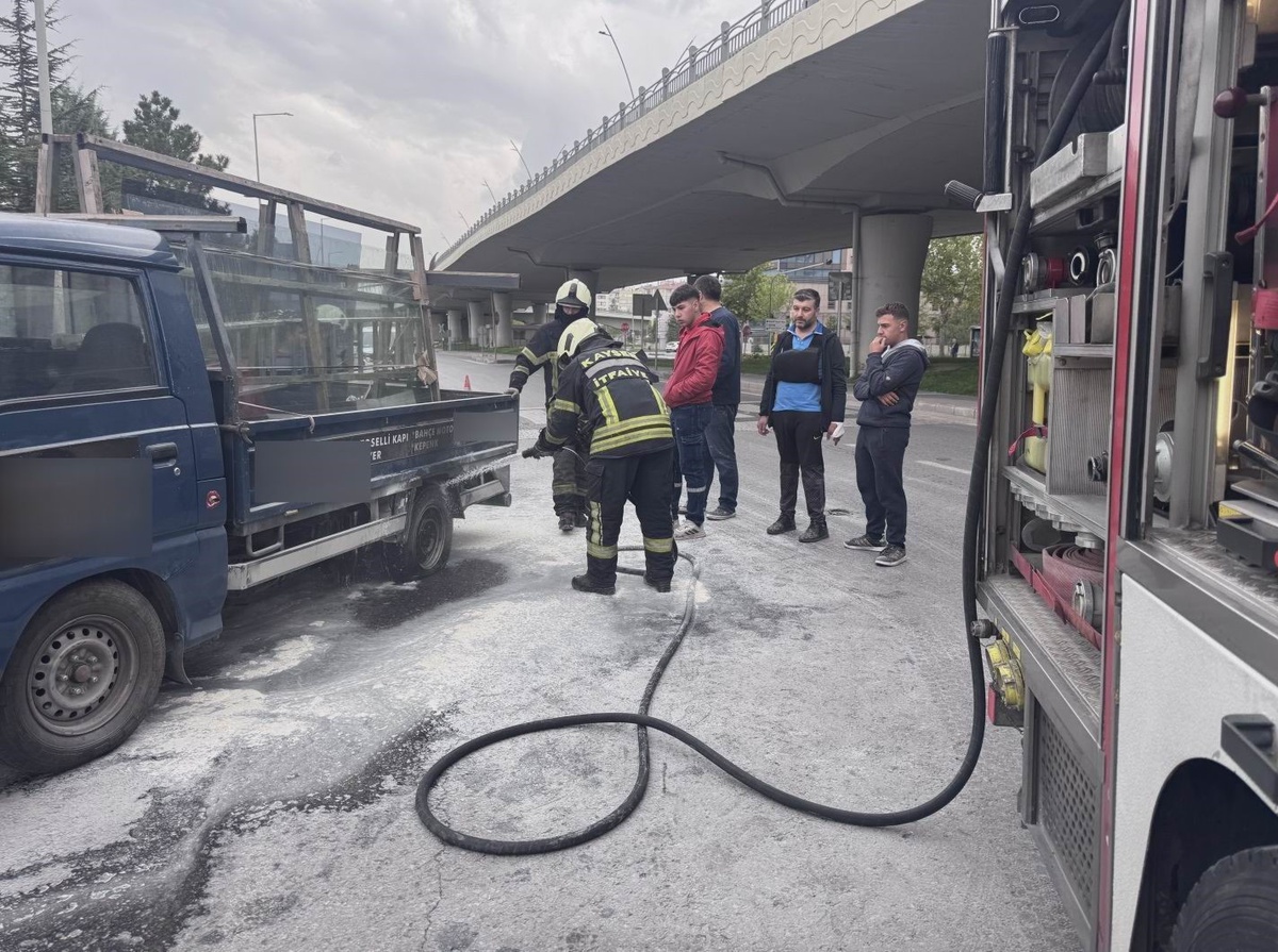 Kayseri Kocasinan'da kamyonetin yanan lastiğini itfaiye söndürdü