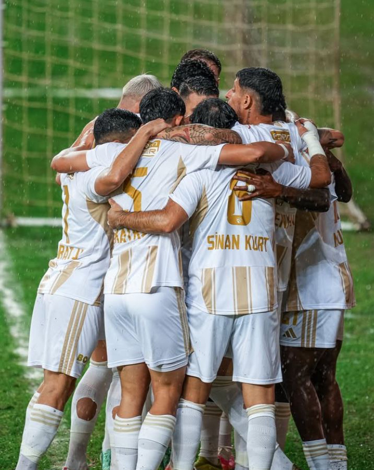 Kayserispor, Antalyaspor'u 4-0 yenerek liderliğini korudu, 22 golle en golcü oldu