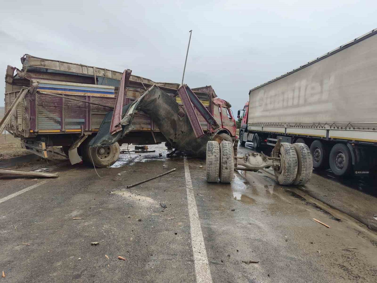 Konya Karapınar'da yağışta kontrolden çıkan kamyon refüje çarptı, sürücü yaralandı