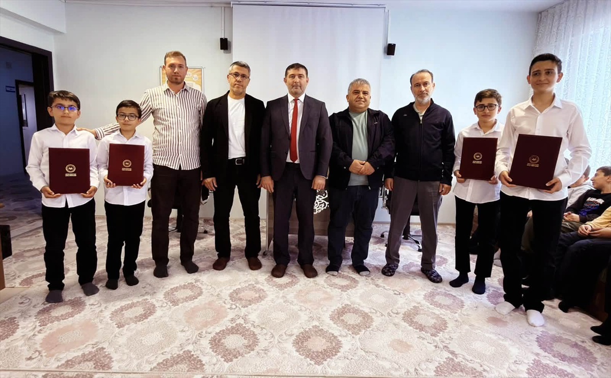 Konya Seydişehir'de hafızlığını tamamlayan 9 öğrenci icazet belgesini aldı
